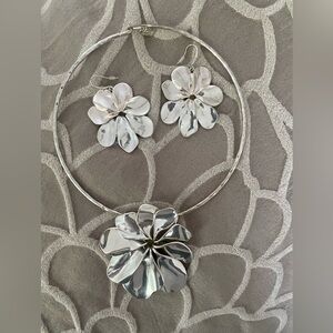 Robert Lee Morris Soho flower pendant statement collar